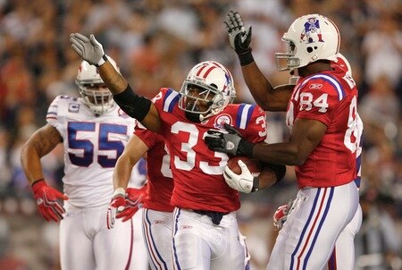 FOXBORO, MA - SEPTEMBER 14:  Running back Kevin Faulk #33 of the New England Patriots gestures to the crowd after a 4 yard carry in the second quarter against the Buffalo Bills on September 14, 2009 at Gillette Stadium in Foxboro, Massachusetts. <br /><br /><span class="help">(Photo by Jim Rogash/Getty Images)</span>