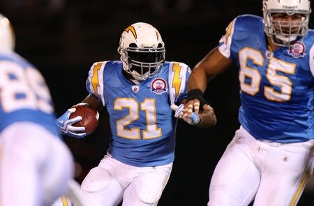 OAKLAND, CA - SEPTEMBER 14:  LaDainian Tomlinson #21 of the San Diego Chargers runs the ball against the Oakland Raiders on September 14, 2009 at the Oakland-Alameda County Coliseum in Oakland, California.  <br /><br /><span class="help">(Photo by Ezra Shaw/Getty Images)</span>