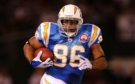 OAKLAND, CA - SEPTEMBER 14:  Brandon Manumaleuna #86 of the San Diego Chargers runs for yards after the catch against the Oakland Raiders on September 14, 2009 at the Oakland-Alameda County Coliseum in Oakland, California.  <br /><br /><span class="help">(Photo by Ezra Shaw/Getty Images)</span>