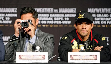 LAS VEGAS - SEPTEMBER 16:  Boxing promoter Oscar De La Hoya (L) takes photos as Juan Manuel Marquez appears during the final news conference for his bout against Floyd Mayweather Jr. at the MGM Grand Hotel/Casino September 16, 2009 in Las Vegas, Nevada. Marquez and Mayweather will fight at the MGM Grand Garden Arena on September 19 in Las Vegas.  <br /><br /><span class="help">(Photo by Ethan Miller/Getty Images)</span>