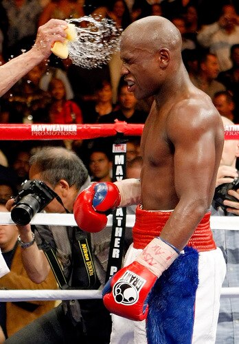 LAS VEGAS - SEPTEMBER 19:  Floyd Mayweather Jr. gets water from a sponge squeezed at his face as he walks back to his corner at the end of his fight against Juan Manuel Marquez at the MGM Grand Garden Arena September 19, 2009 in Las Vegas, Nevada. Mayweather won by unanimous decision.  <br /><br /><span class="help">(Photo by Ethan Miller/Getty Images)</span>
