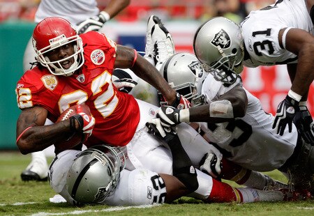 KANSAS CITY, MO - SEPTEMBER 20:  Receiver Dwayne Bowe #82 of the Kansas City Chiefs stretches for a first down during the game against the Oakland Raiders at Arrowhead Stadium on September 20, 2009 in Kansas City, Missouri.  <br /><br /><span class="help">(Photo by Jamie Squire/Getty Images)</span>