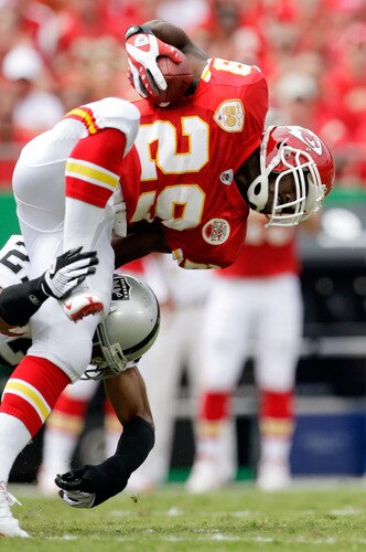 KANSAS CITY, MO - SEPTEMBER 20:  Running back Dantrell Savage #29 of the Kansas City Chiefs carries the ball during the game against the Oakland Raiders at Arrowhead Stadium on September 20, 2009 in Kansas City, Missouri.  <br /><br /><span class="help">(Photo by Jamie Squire/Getty Images)</span>