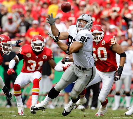 KANSAS CITY, MO - SEPTEMBER 20:  Receiver Zach Miller #80 of the Oakland Raiders makes a catch as Maurice Leggett #31 and Mike Vrabel #50 of the Kansas City Chiefs defend during the game at Arrowhead Stadium on September 20, 2009 in Kansas City, Missouri.  <br /><br /><span class="help">(Photo by Jamie Squire/Getty Images)</span>