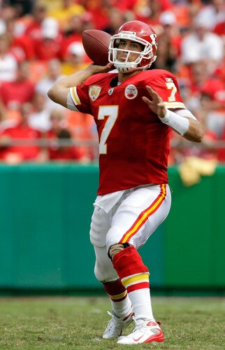 KANSAS CITY, MO - SEPTEMBER 20:  Quarterback Matt Cassel #7 of the Kansas City Chiefs passes during the game against the Oakland Raiders at Arrowhead Stadium on September 20, 2009 in Kansas City, Missouri.  <br /><br /><span class="help">(Photo by Jamie Squire/Getty Images)</span>