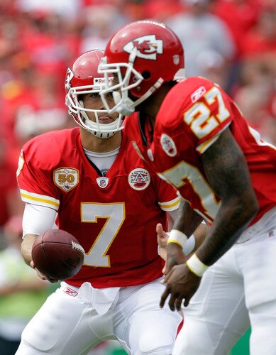 KANSAS CITY, MO - SEPTEMBER 20:  Quarterback Matt Cassell #7 of the Kansas City Chiefs hands off to running back Larry Johnson #27 during the game against the Oakland Raiders at Arrowhead Stadium on September 20, 2009 in Kansas City, Missouri.  <br /><br /><span class="help">(Photo by Jamie Squire/Getty Images)</span>