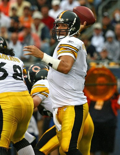 CHICAGO - SEPTEMBER 20: Ben Roethlisberger #7 of the Pittsburgh Steelers passes the ball against against the Chicago Bears at Soldier Field on September 20, 2009 in Chicago, Illinois. <br /><br /><span class="help">(Photo by Jonathan Daniel/Getty Images)</span>