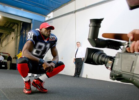 ORCHARD PARK, NY - SEPTEMBER 20: Terrell Owens #81 of the Buffalo Bills gets ready to take the field against the Tampa Bay Buccaneers at Ralph Wilson Stadium on September 20, 2009 in Orchard Park, New York.  <br /><br /><span class="help">(Photo by Rick Stewart/Getty Images)</span>