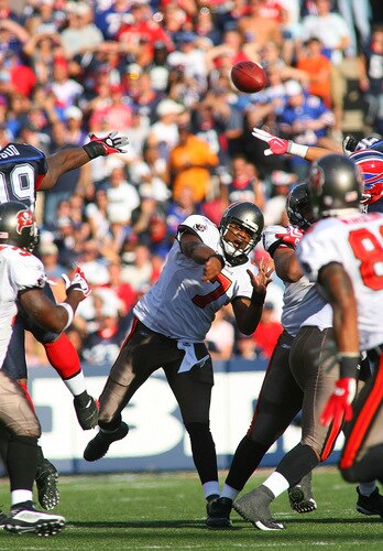 ORCHARD PARK, NY - SEPTEMBER 20: Byron Leftwich #7 of the Tampa Bay Buccaneers throws a pass against the Buffalo Bills at Ralph Wilson Stadium on September 20, 2009 in Orchard Park, New York.  <br /><br /><span class="help">(Photo by Rick Stewart/Getty Images)</span>