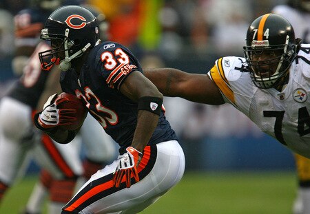 CHICAGO - SEPTEMBER 20: Charles Tillman #33 of the Chicago Bears avoids a tackle by Willie Colon #74 of the Pittsburgh Steelers after intercepting a pass on September 20, 2009 at Soldier Field in Chicago, Illinois. The Bears defeated the Steelers 17-14. <br /><br /><span class="help">(Photo by Jonathan Daniel/Getty Images)</span>