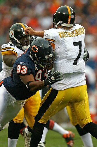 CHICAGO - SEPTEMBER 20: Adewale Ogunleye #93 of the Chicago Bears hits Ben Roethlisberger #7 of the Pittsburgh Steelers on September 20, 2009 at Soldier Field in Chicago, Illinois. The Bears defeated the Steelers 17-14. <br /><br /><span class="help">(Photo by Jonathan Daniel/Getty Images)</span>