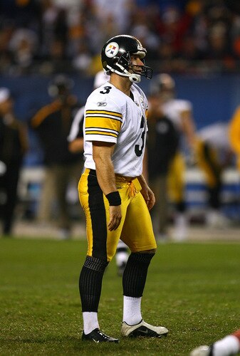 CHICAGO - SEPTEMBER 20: Jeff Reed #3 of the Pittsburgh Steelers reacts after missing his second field goal of the game against the Chicago Bears on September 20, 2009 at Soldier Field in Chicago, Illinois. The Bears defeated the Steelers 17-14. <br /><br /><span class="help">(Photo by Jonathan Daniel/Getty Images)</span>