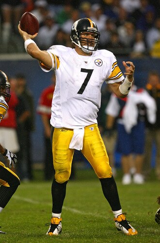 CHICAGO - SEPTEMBER 20: Ben Roethlisberger #7 of the Pittsburgh Steelers throws a pass against the Chicago Bears on September 20, 2009 at Soldier Field in Chicago, Illinois. The Bears defeated the Steelers 17-14. <br /><br /><span class="help">(Photo by Jonathan Daniel/Getty Images)</span>
