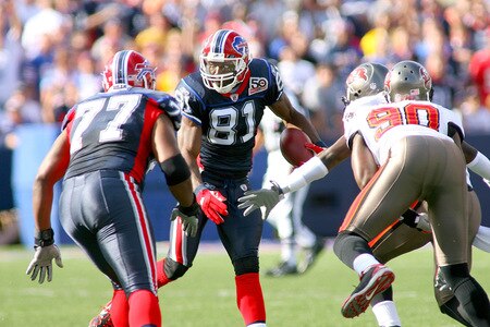 ORCHARD PARK, NY - SEPTEMBER 20:  Terrell Owens #81 of the Buffalo Bills runs on a reverse against the Tampa Bay Buccaneers at Ralph Wilson Stadium on September 20, 2009 in Orchard Park, New York.  <br /><br /><span class="help">(Photo by Rick Stewart/Getty Images)</span>