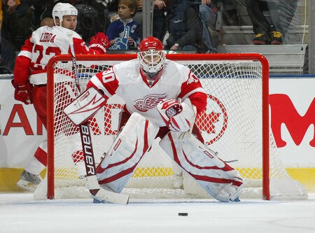 TORONTO, ON SEPTEMBER 26:  Chris Osgood #30 of the Detroit Red Wings gets set to make a stop in a pre-season game against the Toronto Maple Leafs on September 26, 2009 at the Air Canada Centre in Toronto, Ontario.<br /><br /><span class="help">(Photo by Claus Andersen/Getty Images)</span>