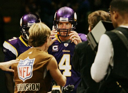 MINNEAPOLIS, MN - SEPTEMBER 27: Quarterback Brett Favre #4 of the Minnesota Vikings prepares to take the field before the start of their game against the San Francisco 49ers at Hubert H. Humphrey Metrodome on September 27, 2009 in Minneapolis, Minnesota.  <br /><br /><span class="help">(Photo by Genevieve Ross/Getty Images)</span>