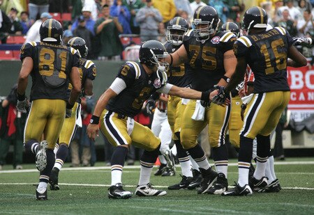 EAST RUTHERFORD, NJ - SEPTEMBER 27:  Mark Sanchez #6 of the New York Jets celebrates with his teammates in the endzone after a touchdown against the Tennessee Titans during the game on September 27, 2009 at Giants Stadium in East Rutherford, New Jersey. <br /><br /><span class="help">(Photo by Jared Wickerham/Getty Images)</span>