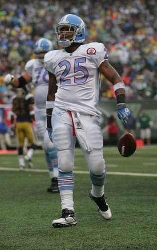EAST RUTHERFORD, NJ - SEPTEMBER 27:  LenDale White #25 of the Tennessee Titans celebrates in the endzone after running in for a touchdown during the game against the New York Jets on September 27, 2009 at Giants Stadium in East Rutherford, New Jersey. <br /><br /><span class="help">(Photo by Jared Wickerham/Getty Images)</span>