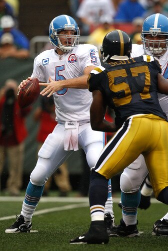 EAST RUTHERFORD, NJ - SEPTEMBER 27:  Kerry Collins #5 of the Tennessee Titans drops back to pass against the New York Jets during the game on September 27, 2009 at Giants Stadium in East Rutherford, New Jersey. <br /><br /><span class="help">(Photo by Jared Wickerham/Getty Images)</span>