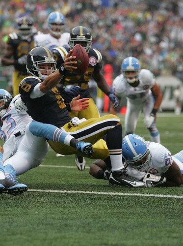 EAST RUTHERFORD, NJ - SEPTEMBER 27:  Mark Sanchez #6 of the New York Jets extends the ball over the goal line for the touchdown against the Tennessee Titans during the game on September 27, 2009 at Giants Stadium in East Rutherford, New Jersey. <br /><br /><span class="help">(Photo by Jared Wickerham/Getty Images)</span>