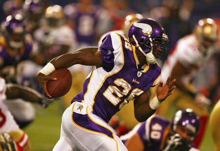 MINNEAPOLIS - SEPTEMBER 27: Adrian Peterson #28 of the Minnesota Vikings sprints around end for yardage against the San Francisco 49ers at the Hubert H. Humphrey Metrodome on September 27, 2009 in Minneapolis, Minnesota. <br /><br /><span class="help">(Photo by Jonathan Daniel/Getty Images)</span>