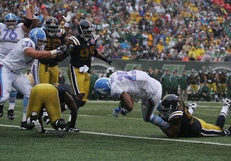 EAST RUTHERFORD, NJ - SEPTEMBER 27:  LenDale White #25 of the Tennessee Titans runs in for a touchdown against the New York Jets during the game on September 27, 2009 at Giants Stadium in East Rutherford, New Jersey. <br /><br /><span class="help">(Photo by Jared Wickerham/Getty Images)</span>