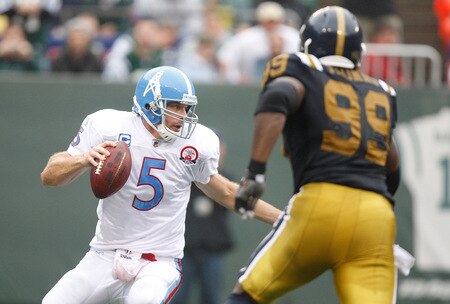 EAST RUTHERFORD, NJ - SEPTEMBER 27: Kerry Collins #5 of the Tennessee Titans drops back for a pass while Bryan Thomas #99 pursues him during the game on September 27, 2009 at Giants Stadium in East Rutherford, New Jersey. <br /><br /><span class="help">(Photo by Jared Wickerham/Getty Images)</span>
