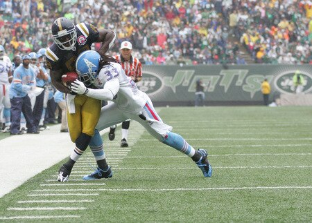 EAST RUTHERFORD, NJ - SEPTEMBER 27: Jerricho Cotchery #89 of the New York Jets makes a catch in front of Eric Smith #33 of the Tennessee Titans during the game on September 27, 2009 at Giants Stadium in East Rutherford, New Jersey. <br /><br /><span class="help">(Photo by Jared Wickerham/Getty Images)</span>