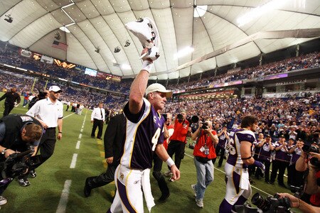 MINNEAPOLIS, MN - SEPTEMBER 27: Quarterback Brett Favre #4 of the Minnesota Vikings waves to the crowd as he exits the field after defeating the San Francisco 49ers 27-24 at Hubert H. Humphrey Metrodome on September 27, 2009 in Minneapolis, Minnesota. Favre threw a 32-yard pass for a touchdown with two seconds left in the game for the win. <br /><br /><span class="help">(Photo by Genevieve Ross/Getty Images)</span>