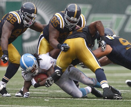EAST RUTHERFORD, NJ - SEPTEMBER 27: Chris Johnson #28 of the Tennessee Titans gets stopped by members of the New York Jets defense during the game on September 27, 2009 at Giants Stadium in East Rutherford, New Jersey. <br /><br /><span class="help">(Photo by Jared Wickerham/Getty Images)</span>