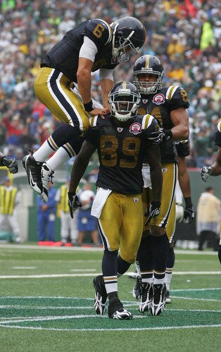 EAST RUTHERFORD, NJ - SEPTEMBER 27:  Mark Sanchez #6 and Jerricho Cotchery #89 of the New York Jets celebrate in the endzone after Cotchery's touchdown during the game against the Tennessee Titans on September 27, 2009 at Giants Stadium in East Rutherford, New Jersey. <br /><br /><span class="help">(Photo by Jared Wickerham/Getty Images)</span>