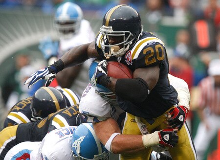 EAST RUTHERFORD, NJ - SEPTEMBER 27:  Thomas Jones #20 of the New York Jets runs through the defense of the Tennessee Titans during the game on September 27, 2009 at Giants Stadium in East Rutherford, New Jersey. <br /><br /><span class="help">(Photo by Jared Wickerham/Getty Images)</span>