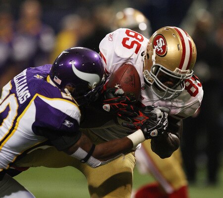 MINNEAPOLIS - SEPTEMBER 27: Vernon Davis #85 of the San Francisco 49ers catches a touchdown pass as Madieu Williams #20 of the Minnesota Vikings tries to defend at the Hubert H. Humphrey Metrodome on September 27, 2009 in Minneapolis, Minnesota. The Vikings defeated the 49ers 27-24. <br /><br /><span class="help">(Photo by Jonathan Daniel/Getty Images)</span>