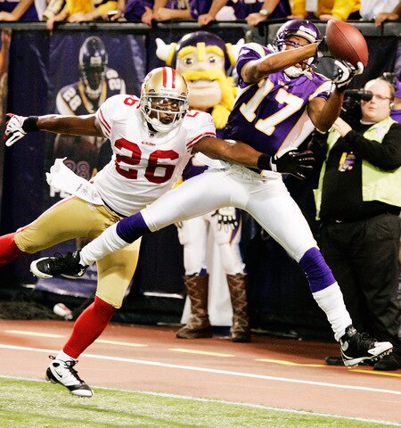 MINNEAPOLIS, MN - SEPTEMBER 27: Greg Lewis #17 of the Minnesota Vikings catches a 32-yard pass for a touchdown with two seconds on the clock against Mark Roman #26 of the San Francisco 49ers at Hubert H. Humphrey Metrodome on September 27, 2009 in Minneapolis, Minnesota. The Vikings defeated the 49ers 27-24. <br /><br /><span class="help">(Photo by Genevieve Ross/Getty Images)</span>