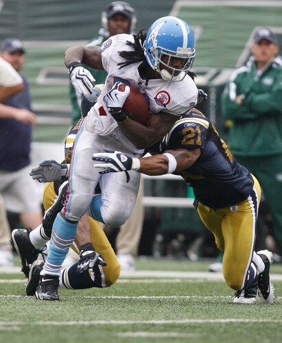 EAST RUTHERFORD, NJ - SEPTEMBER 27: Chris Johnson #28 of the Tennessee Titans runs through the New York Jets defense during the game on September 27, 2009 at Giants Stadium in East Rutherford, New Jersey. <br /><br /><span class="help">(Photo by Jared Wickerham/Getty Images)</span>