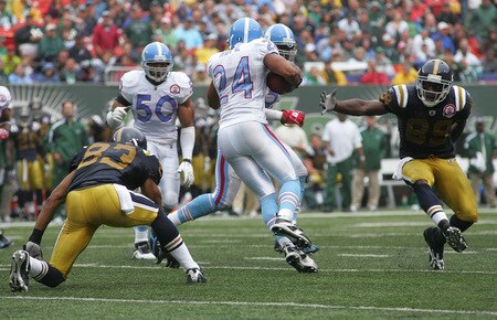 EAST RUTHERFORD, NJ - SEPTEMBER 27: Chris Hope #24 of the Tennessee Titans intercepts a pass from Mark Sanchez #6 during the game on September 27, 2009 at Giants Stadium in East Rutherford, New Jersey. <br /><br /><span class="help">(Photo by Jared Wickerham/Getty Images)</span>