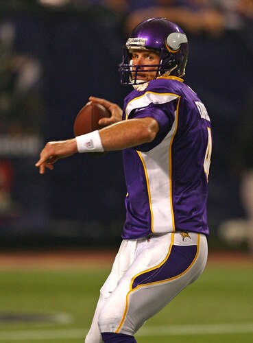 MINNEAPOLIS - SEPTEMBER 27: Brett Favre #4 of the Minnesota Vikings passes the ball against the San Francisco 49ers at the Hubert H. Humphrey Metrodome on September 27, 2009 in Minneapolis, Minnesota. The Vikings defeated the 49ers 27-24. <br /><br /><span class="help">(Photo by Jonathan Daniel/Getty Images)</span>