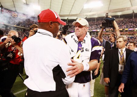 MINNEAPOLIS, MN - SEPTEMBER 27: Quarterback Brett Favre #4 of the Minnesota Vikings shakes hands with head coach Mike Singletary of the San Francisco 49ers after the game at Hubert H. Humphrey Metrodome on September 27, 2009 in Minneapolis, Minnesota. Favre threw a 32-yard pass for a touchdown with two seconds left in the game to win 27-24. <br /><br /><span class="help">(Photo by Genevieve Ross/Getty Images)</span>