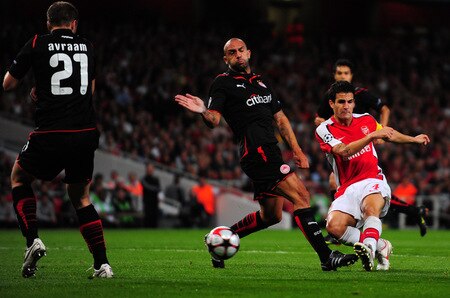 LONDON, ENGLAND - SEPTEMBER 29: Cesc Fabregas of Arsenal takes a shot on goal during the UEFA Champions League Group H match between Arsenal and Olympiakos at the Emirates Stadium on September 29, 2009 in London, England.  <br /><br /><span class="help">(Photo by Mike Hewitt/Getty Images)</span>