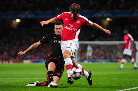 LONDON, ENGLAND - SEPTEMBER 29:  Michal Zewlakow of Olympiakos battles for the ball with Andrey Arshavin of Arsenal during the UEFA Champions League Group H match between Arsenal and Olympiakos at the Emirates Stadium on September 29, 2009 in London, England.  <br /><br /><span class="help">(Photo by Mike Hewitt/Getty Images)</span>