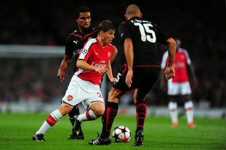 LONDON, ENGLAND - SEPTEMBER 29: Andrey Arshavin of Arsenal runs with the ball during the UEFA Champions League Group H match between Arsenal and Olympiakos at the Emirates Stadium on September 29, 2009 in London, England.  <br /><br /><span class="help">(Photo by Mike Hewitt/Getty Images)</span>