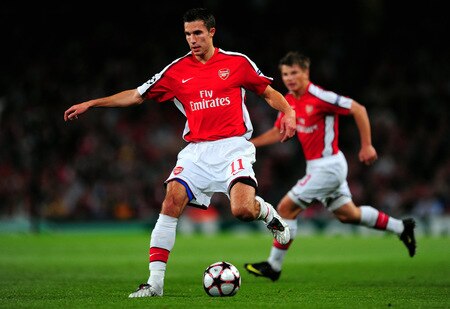 LONDON, ENGLAND - SEPTEMBER 29:  Robin van Persie of Arsenal in action during the UEFA Champions League Group H match between Arsenal and Olympiakos at the Emirates Stadium on September 29, 2009 in London, England.  <br /><br /><span class="help">(Photo by Mike Hewitt/Getty Images)</span>