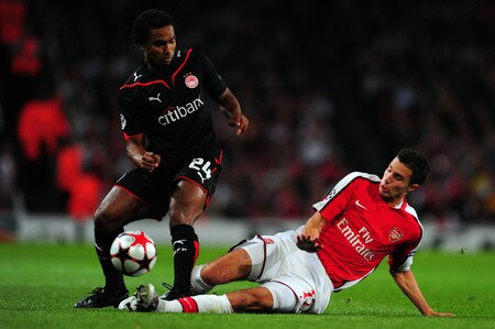 LONDON, ENGLAND - SEPTEMBER 29: Robin van Persie battles for the ball with Leonardo of Olympiakos during the UEFA Champions League Group H match between Arsenal and Olympiakos at the Emirates Stadium on September 29, 2009 in London, England.  <br /><br /><span class="help">(Photo by Mike Hewitt/Getty Images)</span>