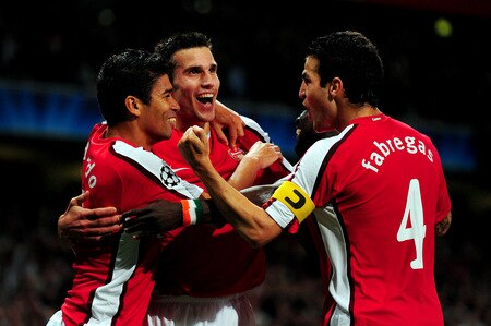 LONDON, ENGLAND - SEPTEMBER 29:  Robin van Persie of Arsenal celebrates after he scored the first goal during the UEFA Champions League Group H match between Arsenal and Olympiakos at the Emirates Stadium on September 29, 2009 in London, England.  <br /><br /><span class="help">(Photo by Mike Hewitt/Getty Images)</span>