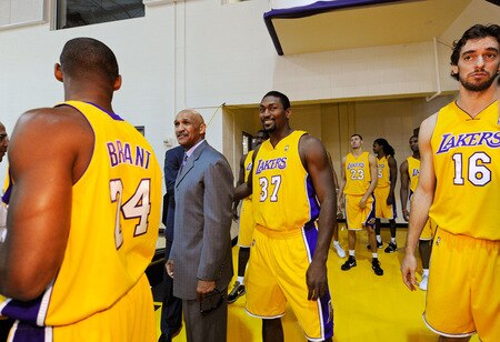 EL SEGUNDO, CA - SEPTEMBER 29:  Ron Artest #37 and Pau Gasol #16 of the Los Angeles Lakers arrive Lakers media day at the team's training facility on September 29, 2009 in El Segundo, California. <br /><br /><span class="help">(Photo by Kevork Djansezian/Getty Images)</span>