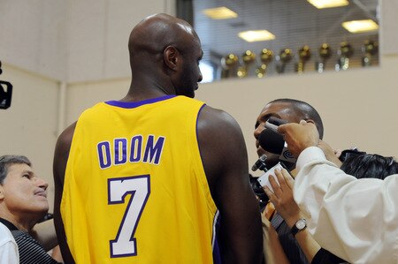 EL SEGUNDO, CA - SEPTEMBER 29:  Lamar Odom #7 of the Los Angeles Lakers speaks to the media during 2009 NBA Media Day on September 29, 2009 at Toyota Sports Center in El Segundo, California. <br /><br /><span class="help">(Photo by Noah Graham/NBAE via Getty Images)</span>