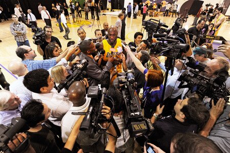 EL SEGUNDO, CA - SEPTEMBER 29:  Lamar Odom #7 (C) of the Los Angeles Lakers is surrounded by a crush of reporters during Lakers media day at the Lakers training facility on September 29, 2009 in El Segundo, California.  Odom married Khloe Kardashian over the weekend. <br /><br /><span class="help">(Photo by Kevork Djansezian/Getty Images)</span>