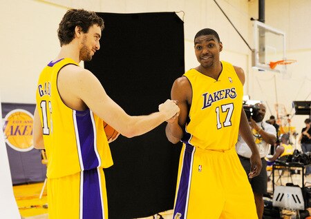 EL SEGUNDO, CA - SEPTEMBER 29:  Pau Gasol #16 and Andrew Bynum #17 of the Los Angeles Lakers during Lakers media day at the Lakers training facility on September 29, 2009 in El Segundo, California. <br /><br /><span class="help">(Photo by Kevork Djansezian/Getty Images)</span>