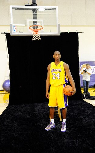 EL SEGUNDO, CA - SEPTEMBER 29:  Kobe Bryant #24 of the Los Angeles Lakers poses during Lakers media day at the Lakers training facility on September 29, 2009 in El Segundo, California.  <br /><br /><span class="help">(Photo by Kevork Djansezian/Getty Images)</span>