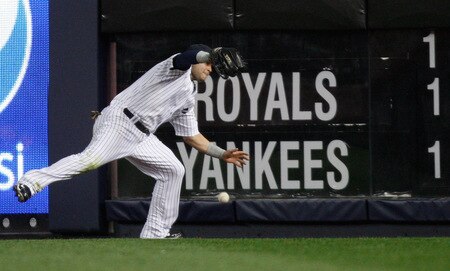 NEW YORK - SEPTEMBER 30:  Nick Swisher #33 of the New York Yankees misses a catch on the warning track against the Kansas City Royals during the game on September 30, 2009 at Yankee Stadium in the Bronx borough of New York City.  <br /><br /><span class="help">(Photo by Jared Wickerham/Getty Images)</span>